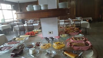Café da manhã com buffet grátis todos os dias