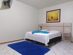 Minibar, escritorio, sistema de insonorización y wifi gratis