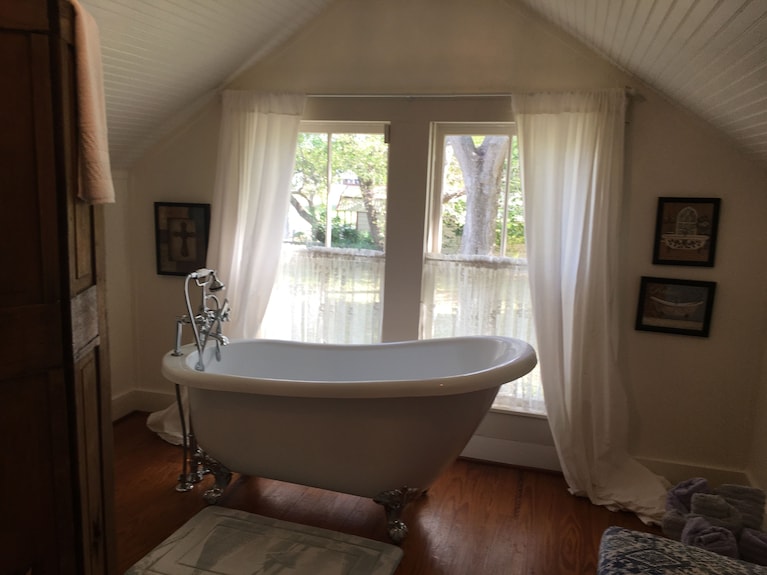 Romantic Slipper Tub - Round Top, TX