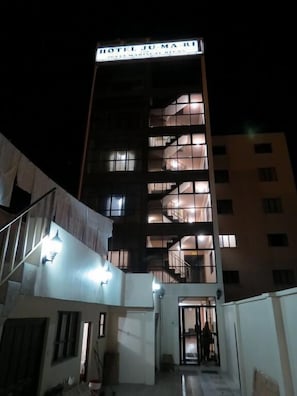 Fachada de la propiedad por la tarde o noche