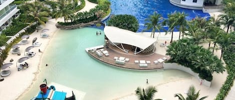 Una piscina al aire libre