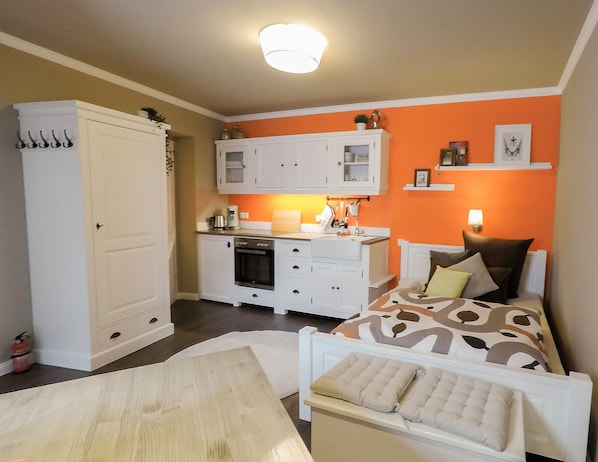 2 bedrooms, desk, iron/ironing board, travel crib