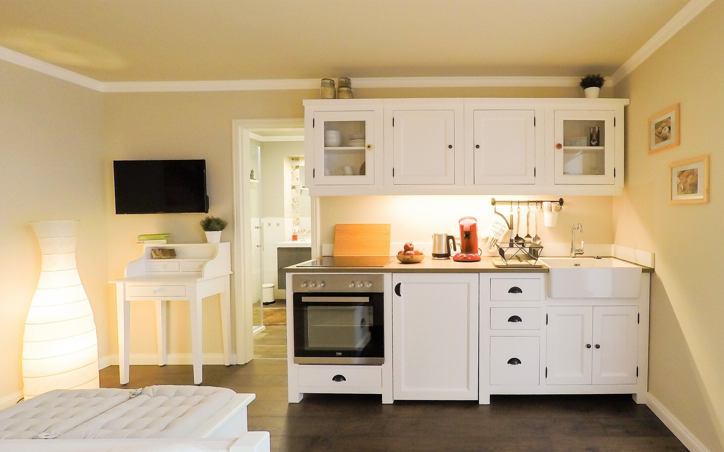 Fridge, oven, stovetop, coffee/tea maker