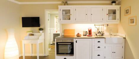 Fridge, oven, stovetop, coffee/tea maker