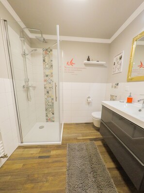 Dusche, Handtücher, Seife, Toilettenpapier
