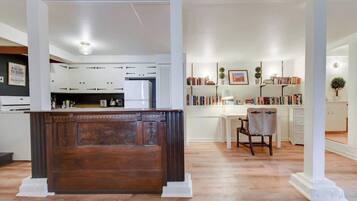 Fridge, oven, stovetop, coffee/tea maker