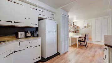 Oven, cookware/dishes/utensils