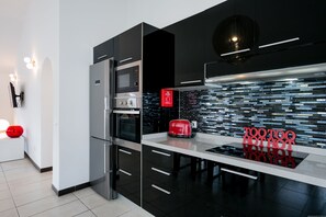 Réfrigérateur, micro-ondes, four, plaque de cuisson