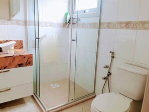 Douche, sèche-cheveux, serviettes fournies