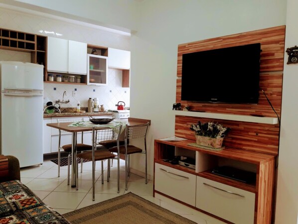 Réfrigérateur, micro-ondes, plaque de cuisson, cafetière/bouilloire