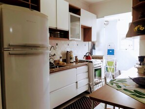 Geladeira, micro-ondas, cooktop, cafeteira/chaleira