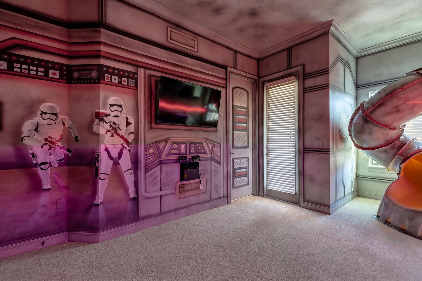 Ein Zimmer im Star Wars-Design, inklusive Wanddekorationen und einem großen Bildschirm.