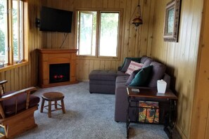 Smart TV, fireplace - Lakefront Hideaway 50 minutes from Minneapolis. (Howard Lake)