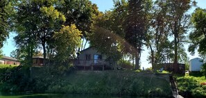 Exterior - Lakefront Hideaway 50 minutes from Minneapolis. (Howard Lake)