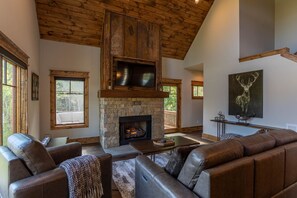 Televisio, takka, pöytäjalkapallopöytä