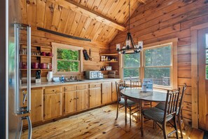 Cafetière-théière, réfrigérateur, four à micro-ondes, un four