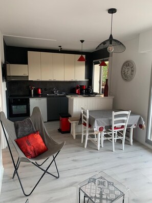 Fridge, microwave, oven, stovetop - 150 m from the beautiful beach, 2 rooms 4 persons, large balcony, Wi-Fi (Houlgate)