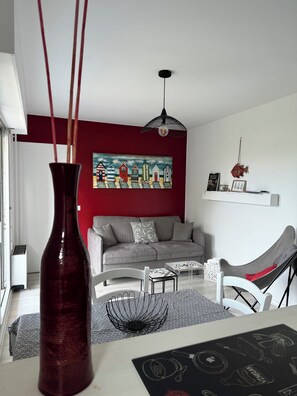 Dining - 150 m from the beautiful beach, 2 rooms 4 persons, large balcony, Wi-Fi (Houlgate)