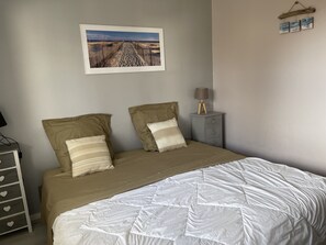 1 slaapkamer, een strijkplank/strijkijzer, reisbedje, gratis wifi