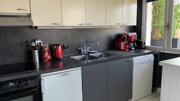 Refrigerador, microondas, horno y parrilla de estufa