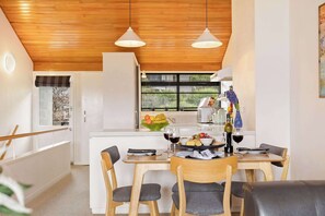 Dining - SPACIOUS TOWNHOUSE INCREDIBLE ALPINE LAKE VIEWS (Fernhill)