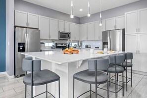 Fridge, microwave, oven, stovetop - Stylish Villa Near Disney w Mini Playhouse BR, Arcade, Theater, Game Loft & Pool (Davenport)