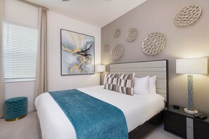 10 Schlafzimmer, Schreibtisch, Bügeleisen/Bügelbrett, Reisekinderbett