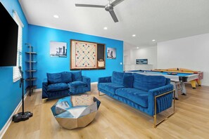 Smart-TV, Videospiele, Tischfußball, Stereoanlage