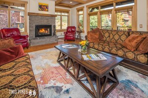 Televisión de pantalla plana, chimenea y servicios de streaming 