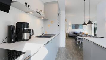 Geladeira, cooktop, lava-louças, cafeteira/chaleira