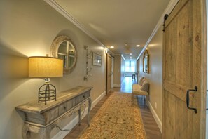 Interior - Main & Main - Downtown Blue Ridge (Blue Ridge)