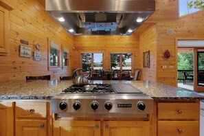 Fridge, microwave, oven, stovetop - When in Rome - Lake Blue Ridge (Blue Ridge)