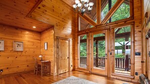 L’intérieur d’une cabane en bois, avec un grand tapis, un bureau et une chaise.