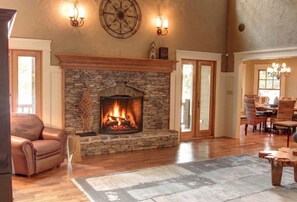 Interior - Blue Ridge Lake Retreat - Lake Blue Ridge (Blue Ridge)