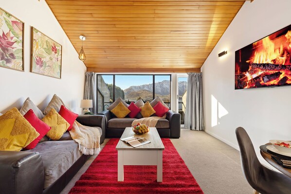 Smart TV, Netflix, books, streaming services