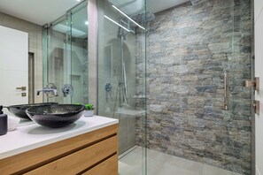 Banheira, secador de cabelo, toalhas de banho, sabonete