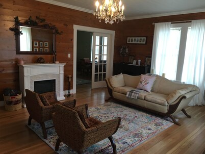 Lacey room of Cala Lily