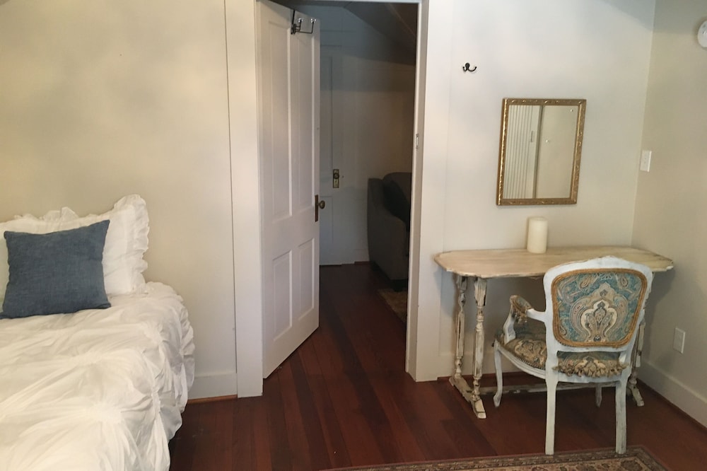 Lacey room of Cala Lily