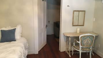 1 bedroom, desk, WiFi