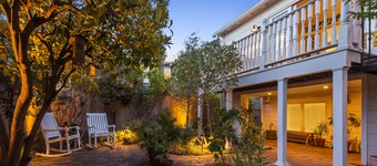 Minimalistic Garden Level 1B/1B Victorian Cottage in Alameda