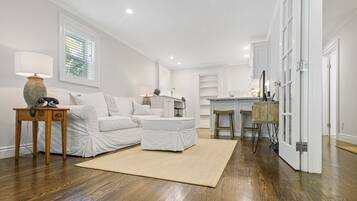 Smart TV, DVD player, books, stereo