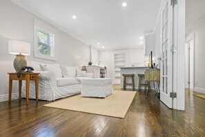 Smart TV, reproductor de DVD, libros y estéreo