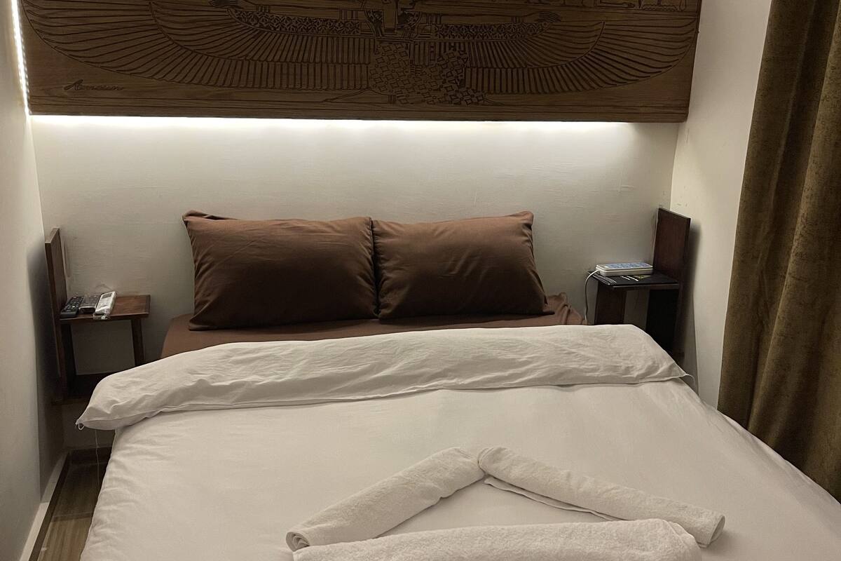 deluxe room, 1 queen bed | 1 bedroom, egyptian cotton sheets, premium bedding, pillow-top beds