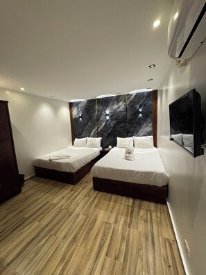 Habitación cuádruple Deluxe | Sábanas de algodón egipcio y ropa de cama de alta calidad