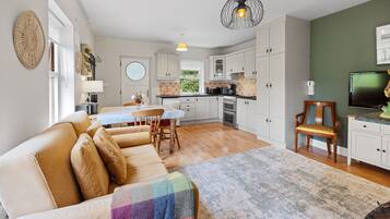 Smart TV, fireplace, stereo