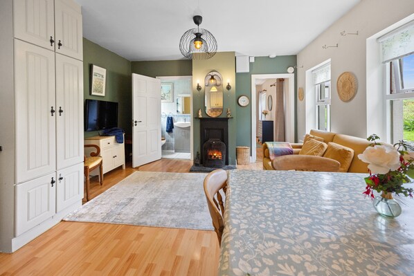 Smart TV, fireplace, stereo