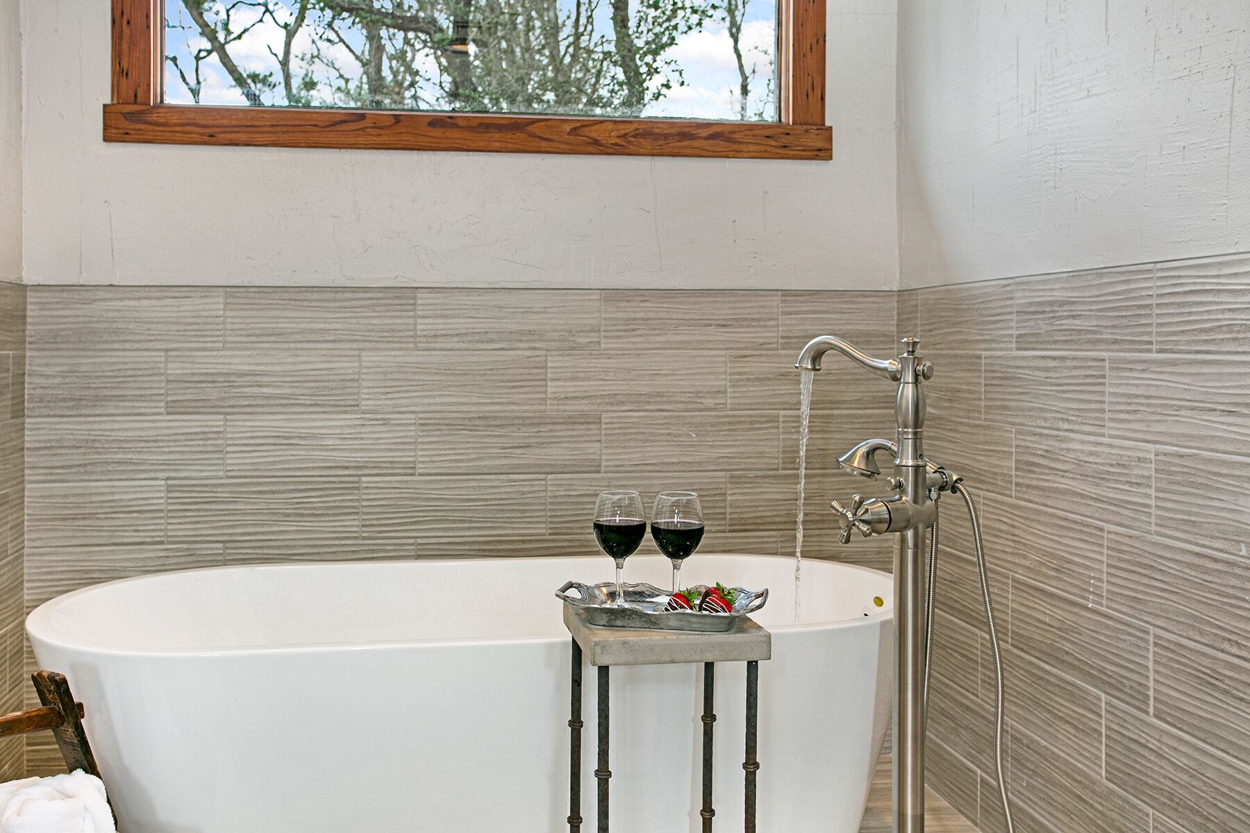 Honey Hill Morning Mimosa | Close to town | Hot Tub | Full Kitchen