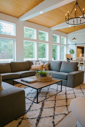 Smart TV, fireplace, stereo