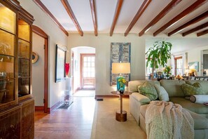 Smart TV, chimenea, videojuegos y libros 