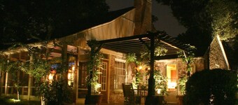 "Charming Nashville Cottage in Green Hills - Cozy, Family-Friendly Retreat!"